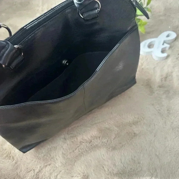 Kenneth Cole Reaction black leather Purse - Picture 4 of 10